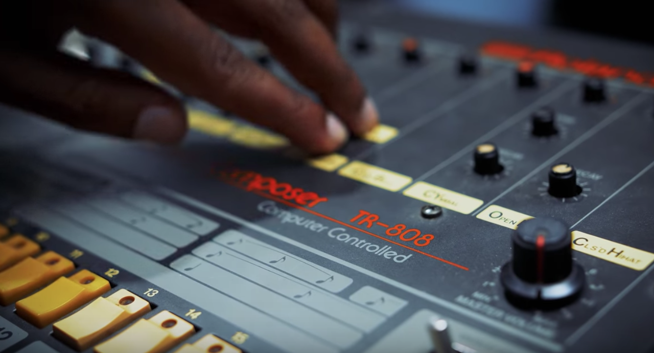 TR-808、TR-909など名ドラムマシーンの歴史を名曲とともに振り返る