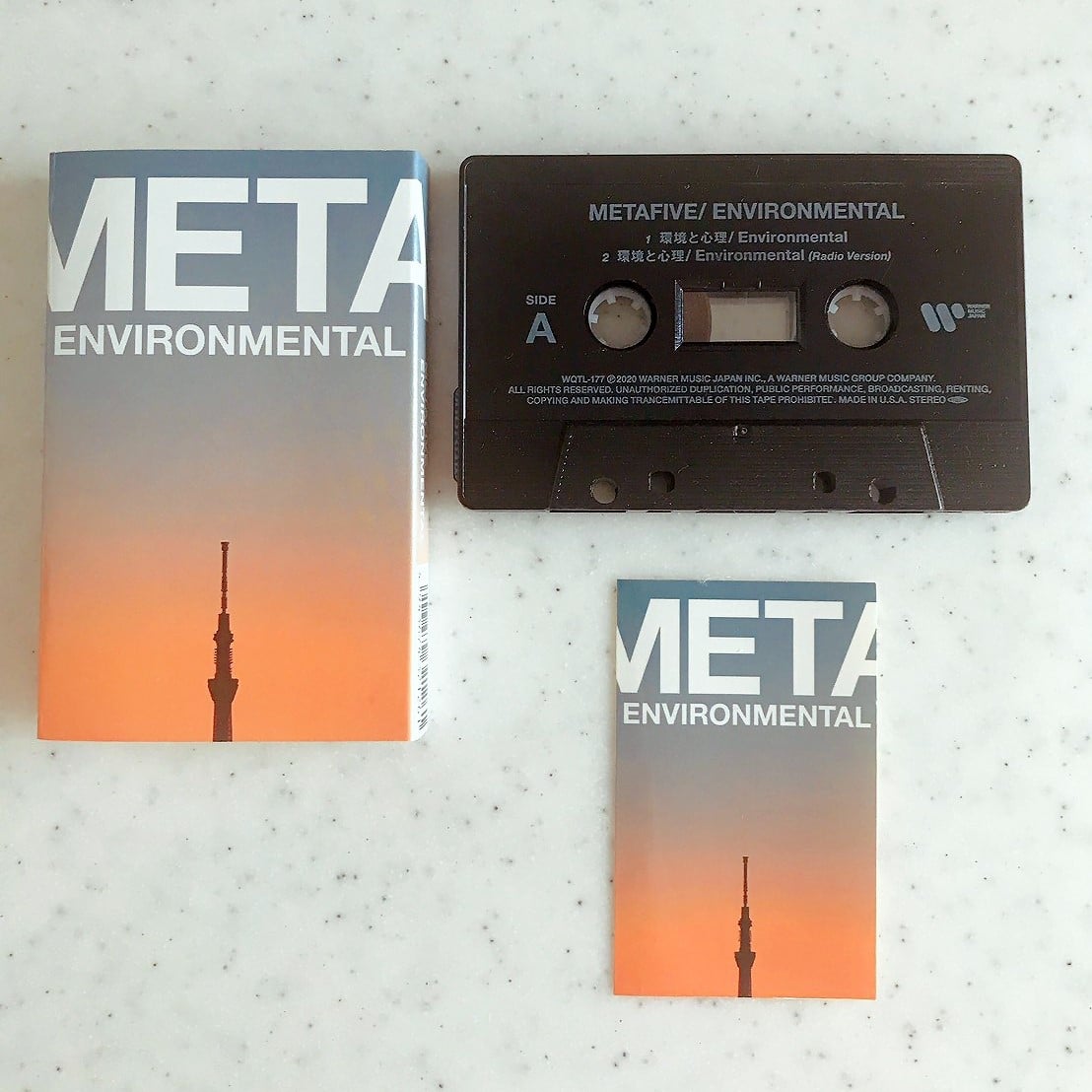METAFIVE、最新シングル「環境と心理」のカセット・テープと新作T