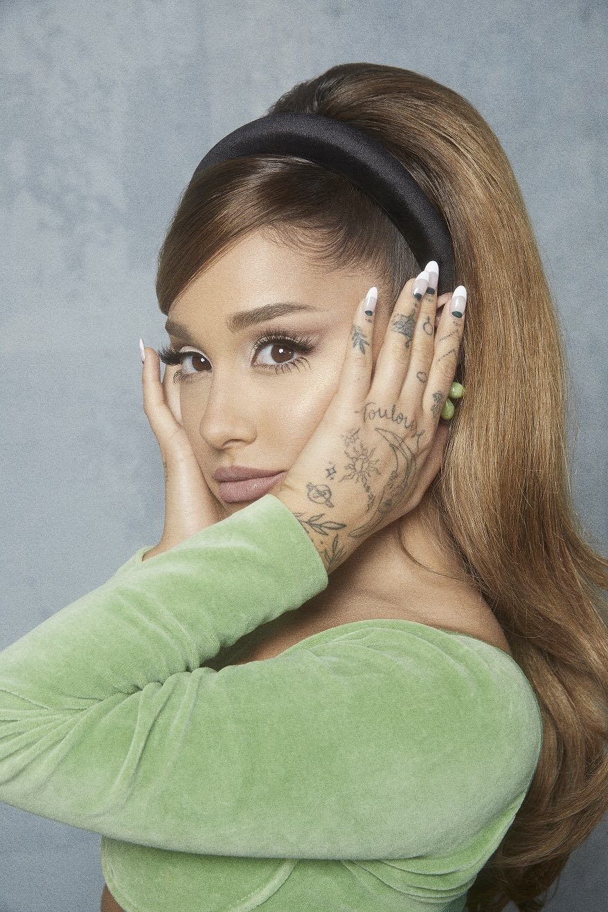 Ariana Grandeが科学者とロボットの2役を演じる「34+35」のMVが公開