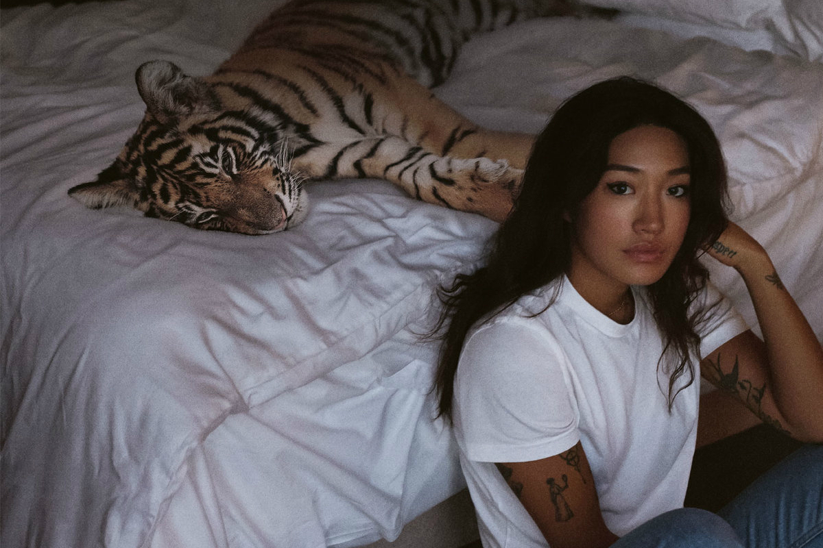 Edit peggy gou. Пегги гоу. Пегги ГУ диджей. Peggy Gou Starry Night. Peggy Gou Han Jan.