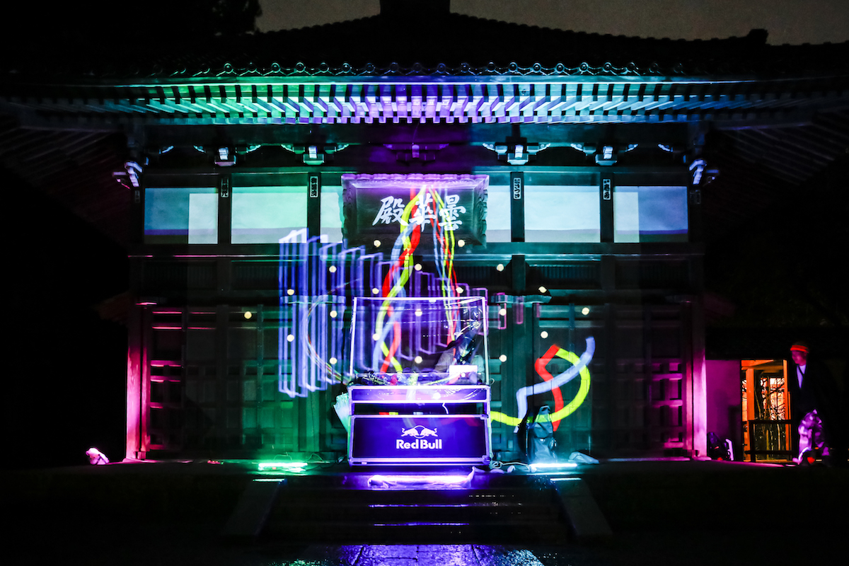 寺で開催されるサイレントディスコ煩悩!! これからのサイレント