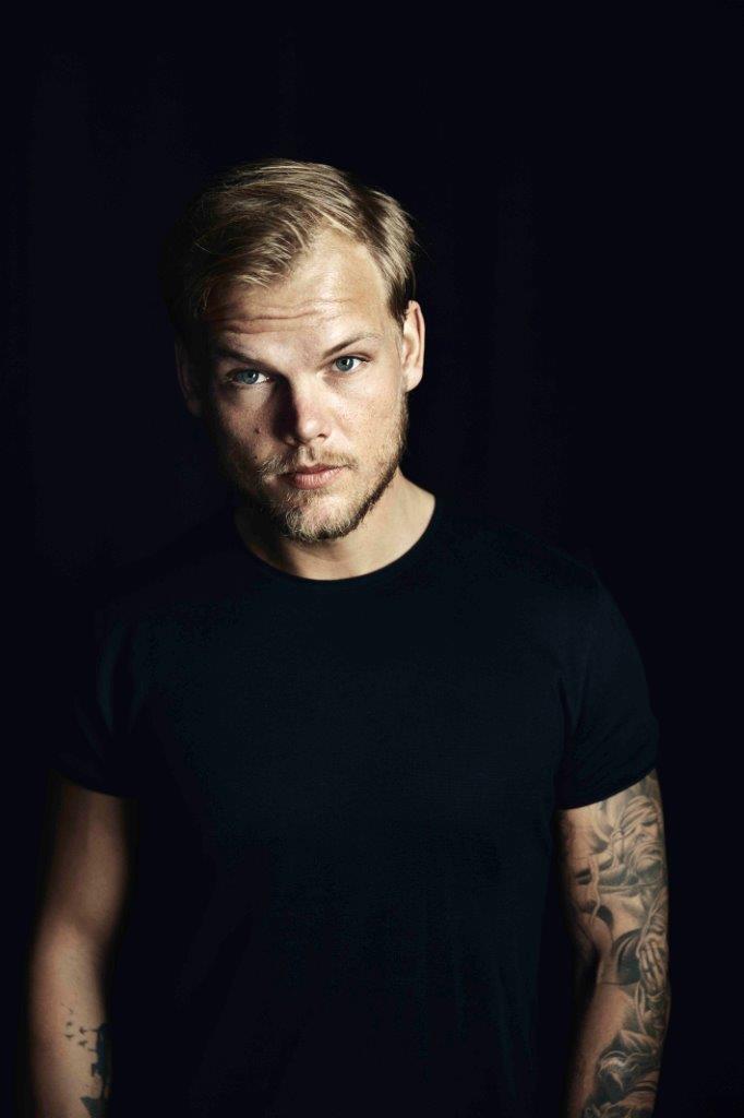 Aviciiの死から1年、シングル「SOS」とアルバム『TIM』がリリースされ