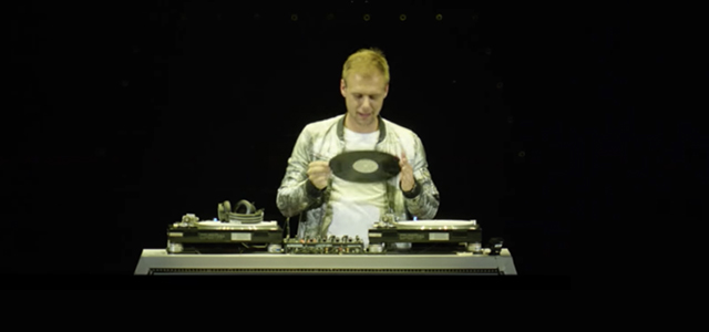 Armin Van Buurenが世界ツアー中にVinylのみのセットを披露 | block.fm