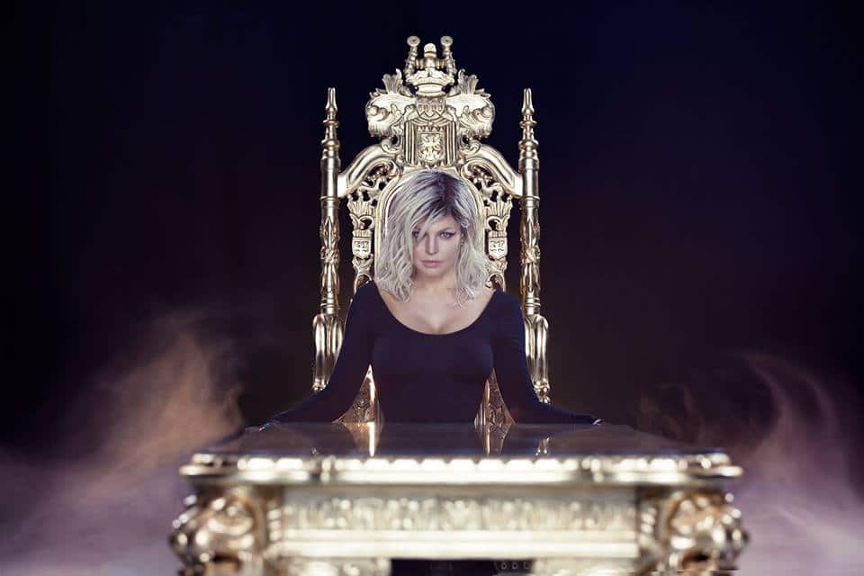 メイベル直筆サイン入り超大型写真…Mabel…イギリスのシンガーソング