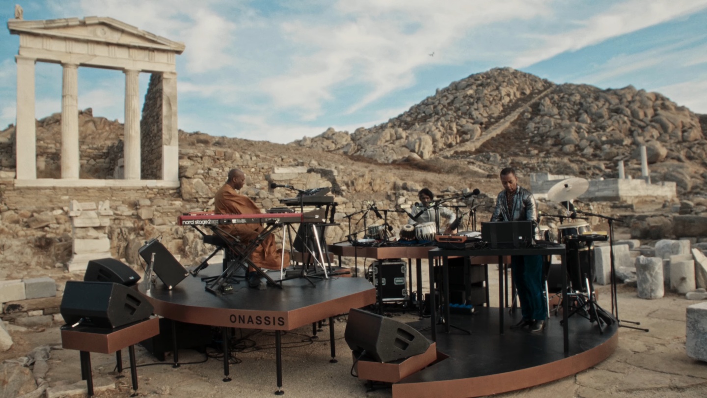 TOMORROW-COMES-THE-HARVEST-στη