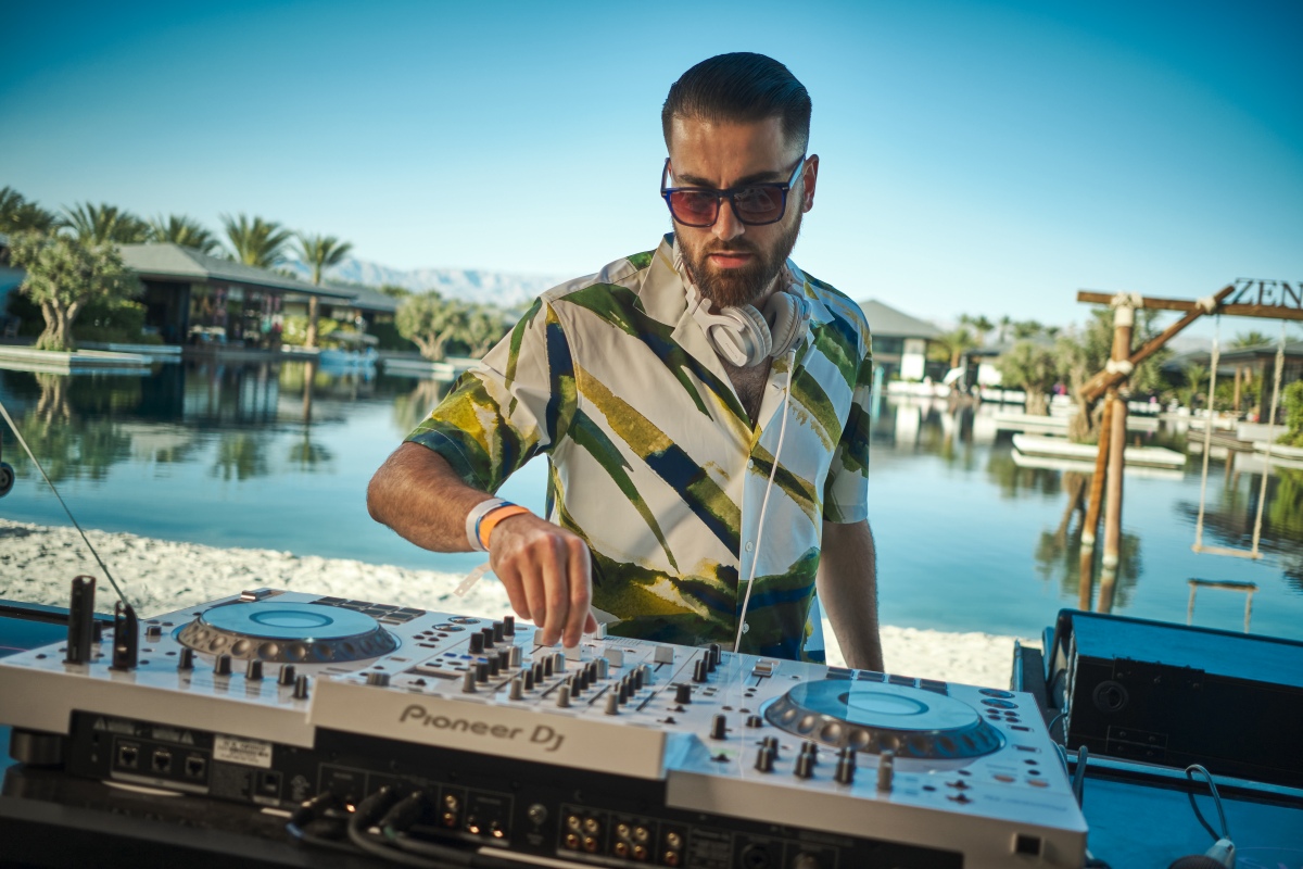 Pioneer DJからブリリアントホワイトカラーの「XDJ-XZ-W」が登場