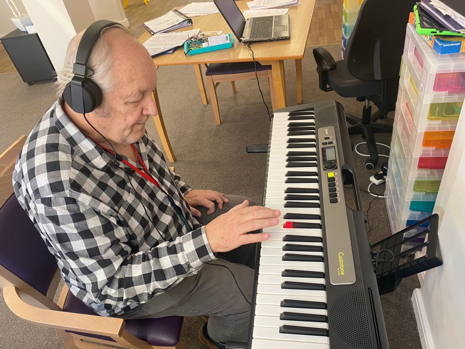 CASIOも参加した最新の調査により、楽器の演奏が認知症に効果的である