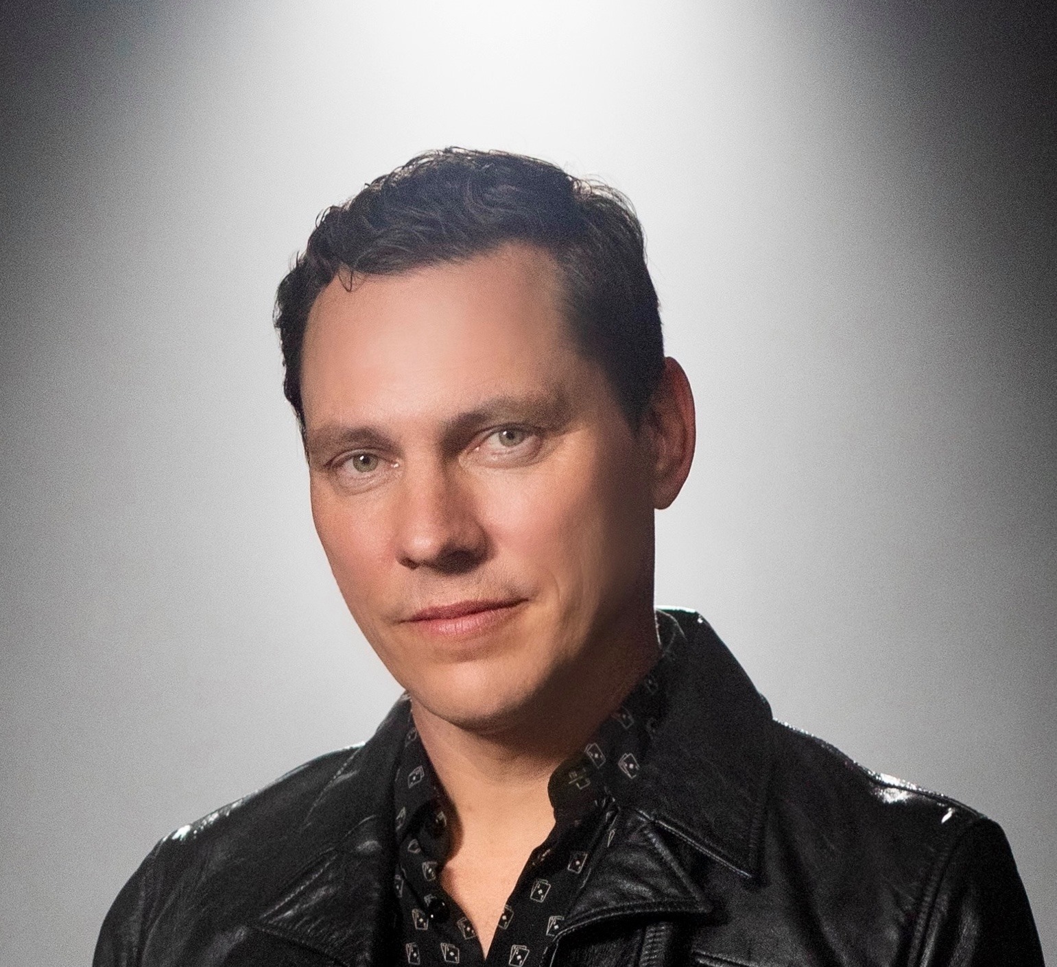Tiësto、スーパーボウルでのDJ出演キャンセルを発表。「個人的な家族の