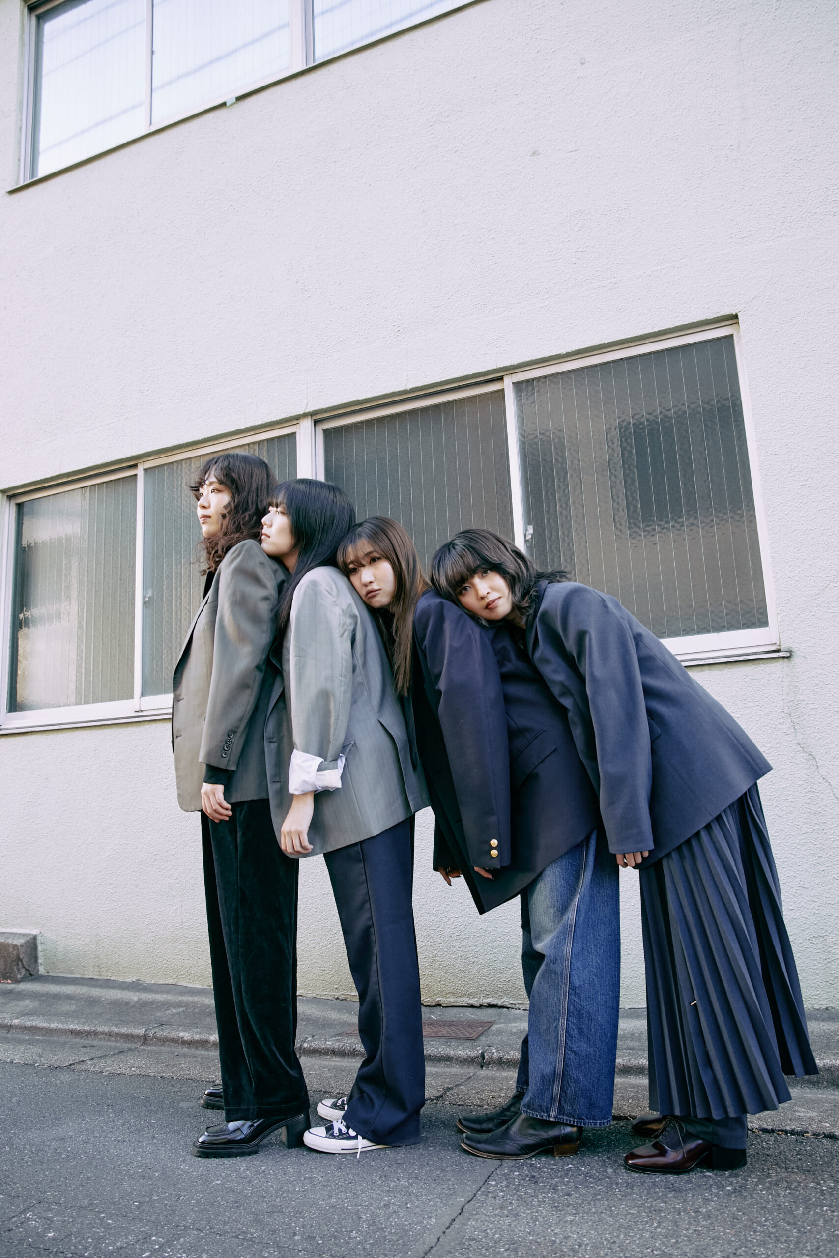 クールな佇まいでガールズバンドのイメージをアップデートする