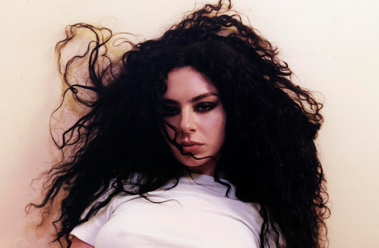 世界を席巻した『Brat』がグラミー受賞！Charli xcxが最優秀ダンス