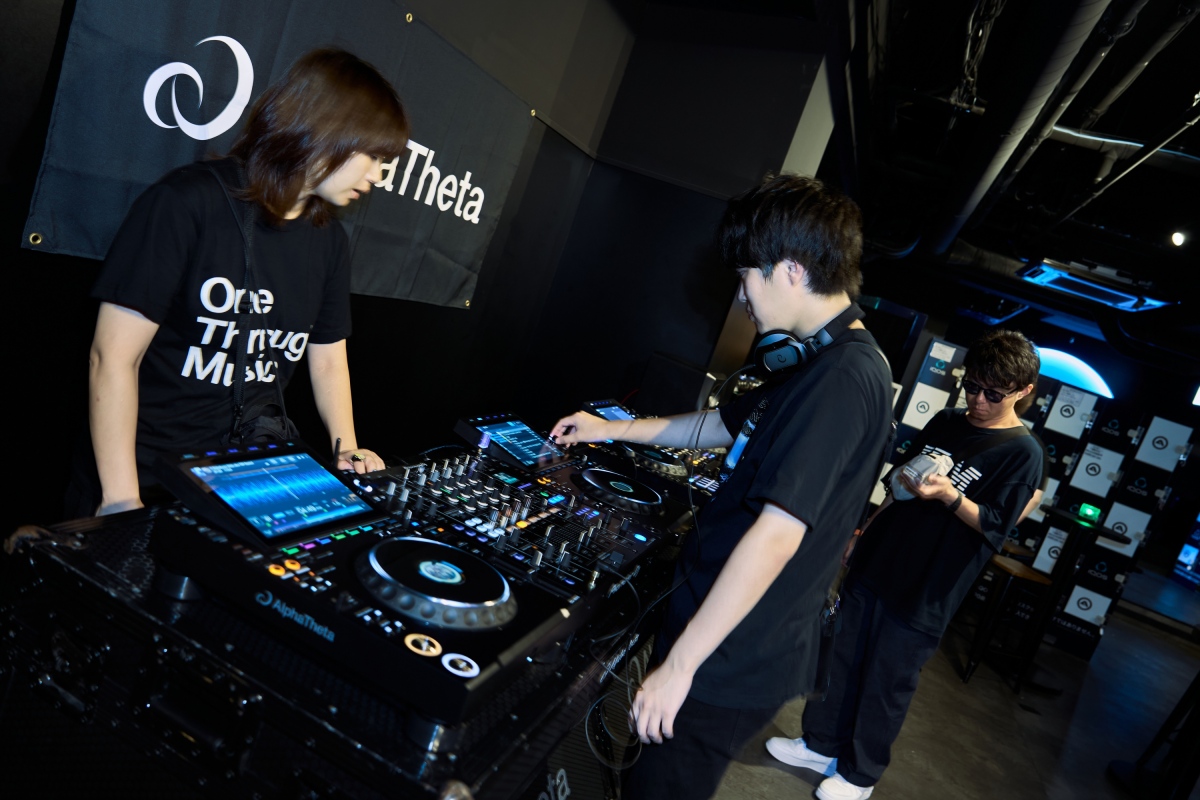 DJ BUS TOKYO』｜“走るクラブ”で味わう新しい音楽体験。AlphaTheta